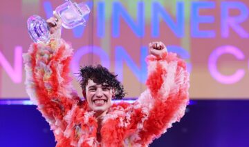 Nemo, pe scena Eurovision 2024, cu trofeul în mână