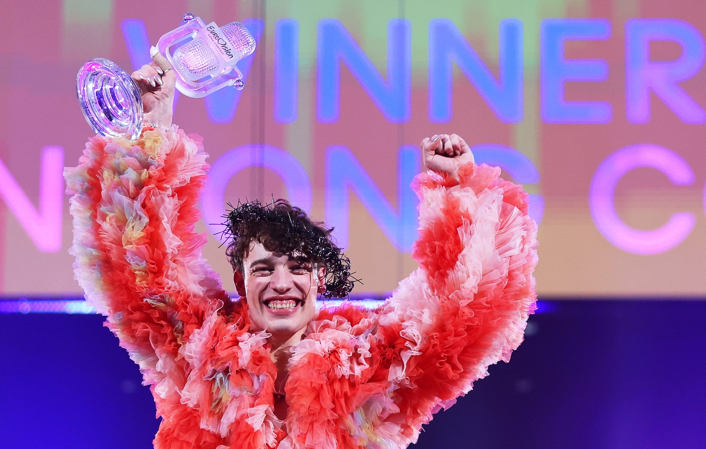 Nemo, pe scena Eurovision 2024, cu trofeul în mână