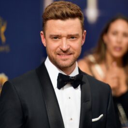 Justin Timberlake îmbrăcat elegant într-un costum negru cu cămașă albă și papion asortat