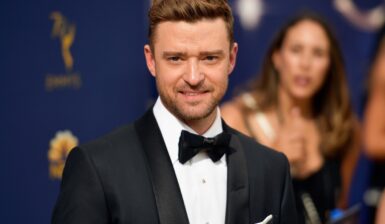 Justin Timberlake îmbrăcat elegant într-un costum negru cu cămașă albă și papion asortat