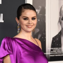 Selena Gomez îmbrăcată într-o rochie mov cu umăr tăiat