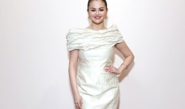 Selena Gomez îmbrăcată într-o rochie albă strălucitoare cu mânecă scurtă