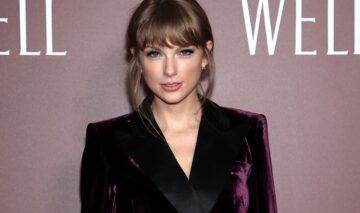 Taylor Swift îmbrăcată într-un costum din catifea mov
